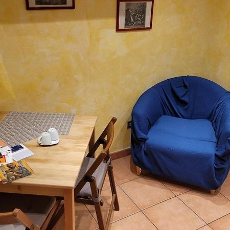 Porta Romana Small Studio Apartment Milan Bagian luar foto