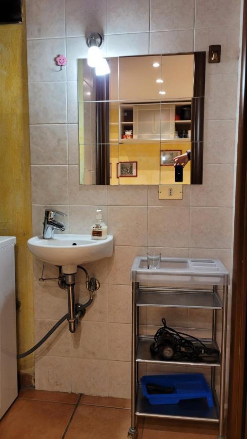 Porta Romana Small Studio Apartment Milan Bagian luar foto
